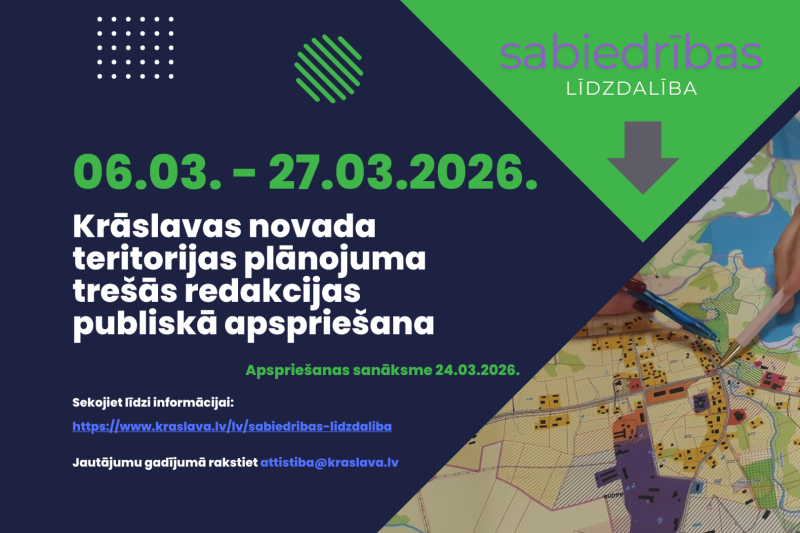 Cilvēks strādā ar datoru un karti, kas guļ uz galda. Krāslavas novada teritorijas plānojuma izstrādes publicitātes attēls.