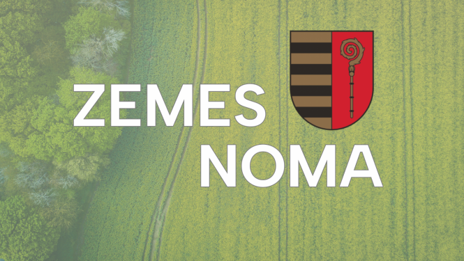 Uzraksts "ZEMES NOMA" un Krāslavas novada ģērbonis uz zemes fona, kas bildēta no putna lidojuma