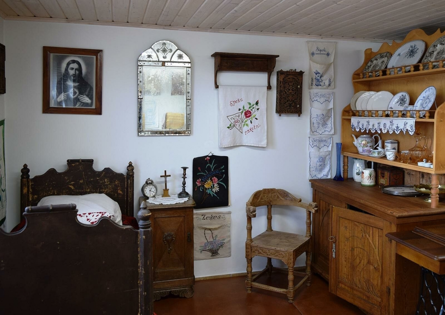 “Vecās mājas stāsts” istaba ar vecām mēbelēm, dvielīšiem, servīzi