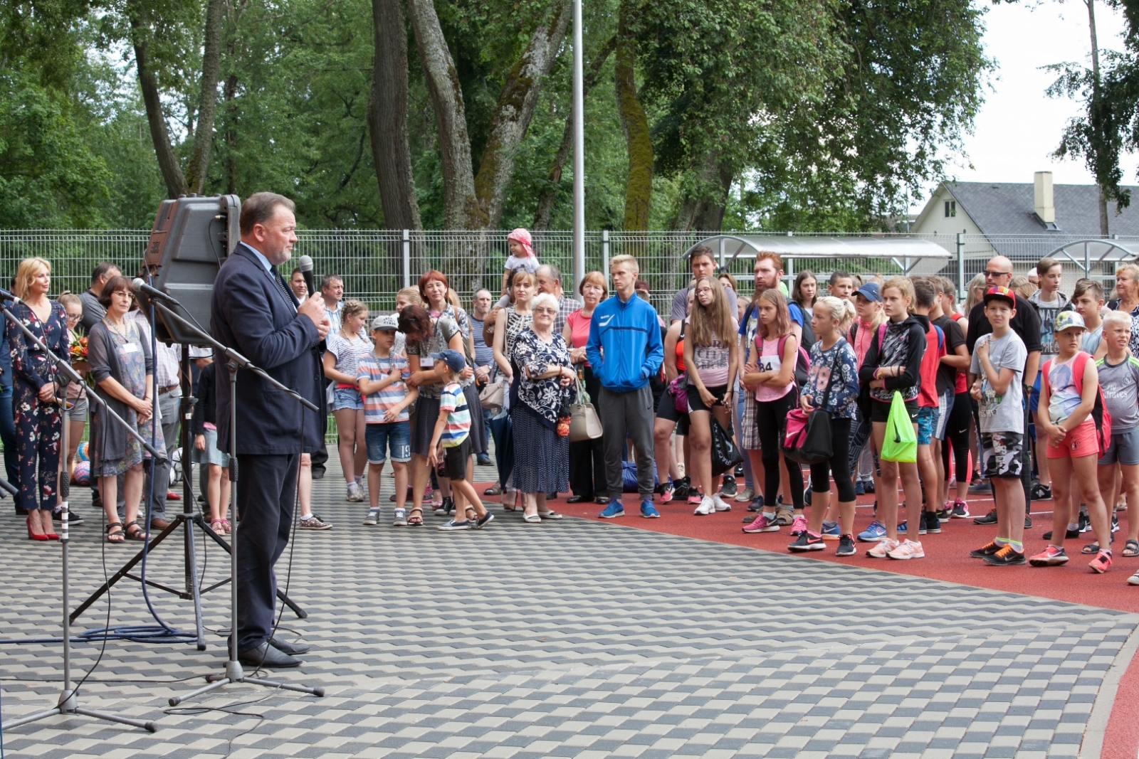Gunārs Upenieks uzrunā uz Krāslavas pils parka stadiona atklāšanu atnākušos cilvēkus