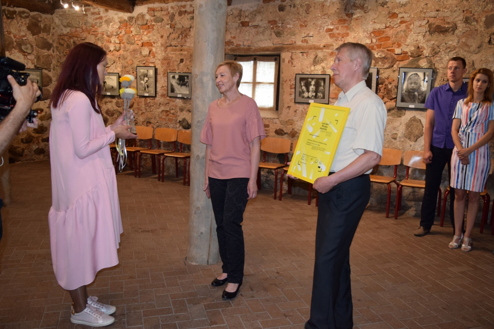 Latvijas Muzeju biedrības Valdes priekšsēdētāja pasniedz balvu Krāslavas Vēstures un mākslas muzeja darbiniekiem