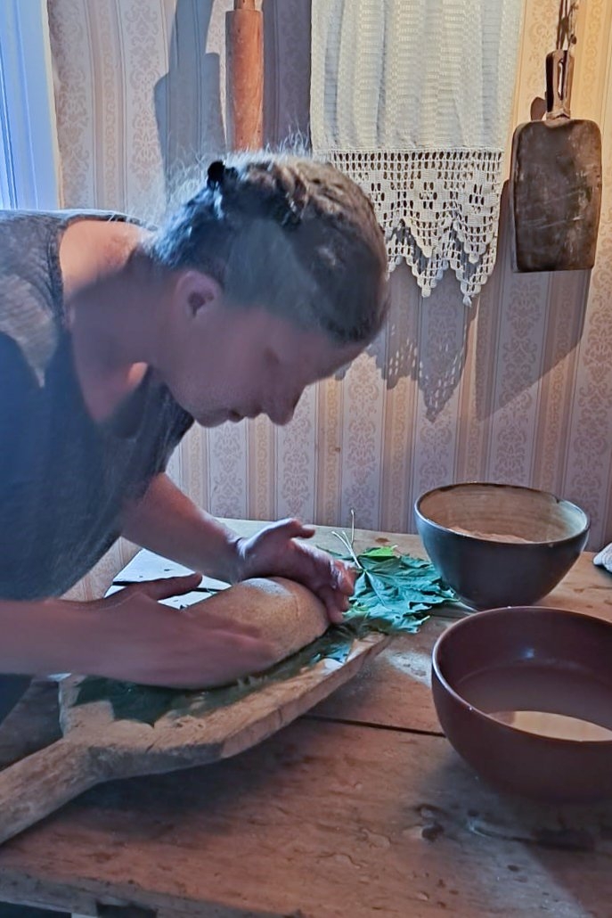 Sievete formē maizes kukuli uz virtuves galda